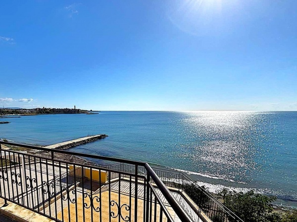 Penthouse de lux in prima linie la mare